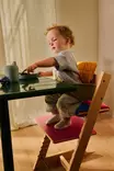 Stokke Tripp Trapp syöttötuoli MoMa Edition lapsella ruokaillessa. - Syöttötuolit - 100149 - 11