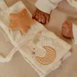Little Dutch pikku puuhakirja Newborn Naturals kuu aukeama. - Helistimet, tarttumislelut ja pallot - LD8419 - 4