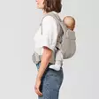 Cybex Amya kantoreppu Dune Grey, lapsi selässä. - Kantoreput - 526001239 - 7