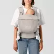 Cybex Amya kantoreppu Dune Grey edessä lapsi kantajaan päin. - Kantoreput - 526001239 - 5