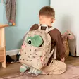 Lasten reppu Done by Deer Kids backpack, Tiny trails Sand lapsella selässä. - Kerhoreput - 7063029 - 7