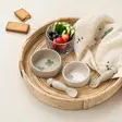 Done By Deer silikonikulhot 2-pack Sheepy Sand tarjottimella - Lautaset ja kulhot - 1869679 - 4