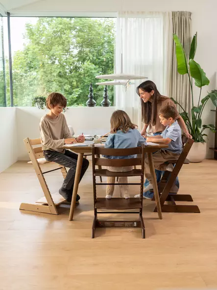 Stokke Tripp Trapp syöttötuoli Warm Brown lapsilla ruokapöydän ääressä. - Stokke Tripp Trapp tuotteet - 1001431NB - 2