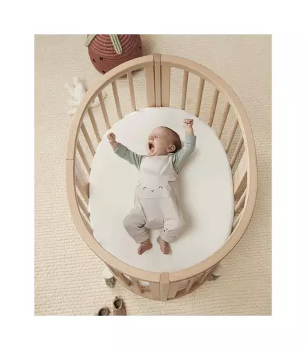 Stokke Sleepi Mini V3 pinnasänky Natural vauvalla. - Stokke Sleepi tuotteet - 591301bund - 2
