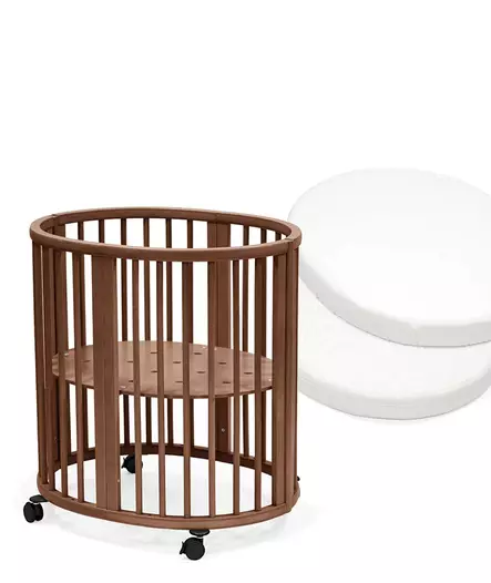 Stokke Sleepi Mini V3 pinnasänky Warm Brown patjalla ja muotolakanalla. - Stokke Sleepi tuotteet - 591304bund - 1