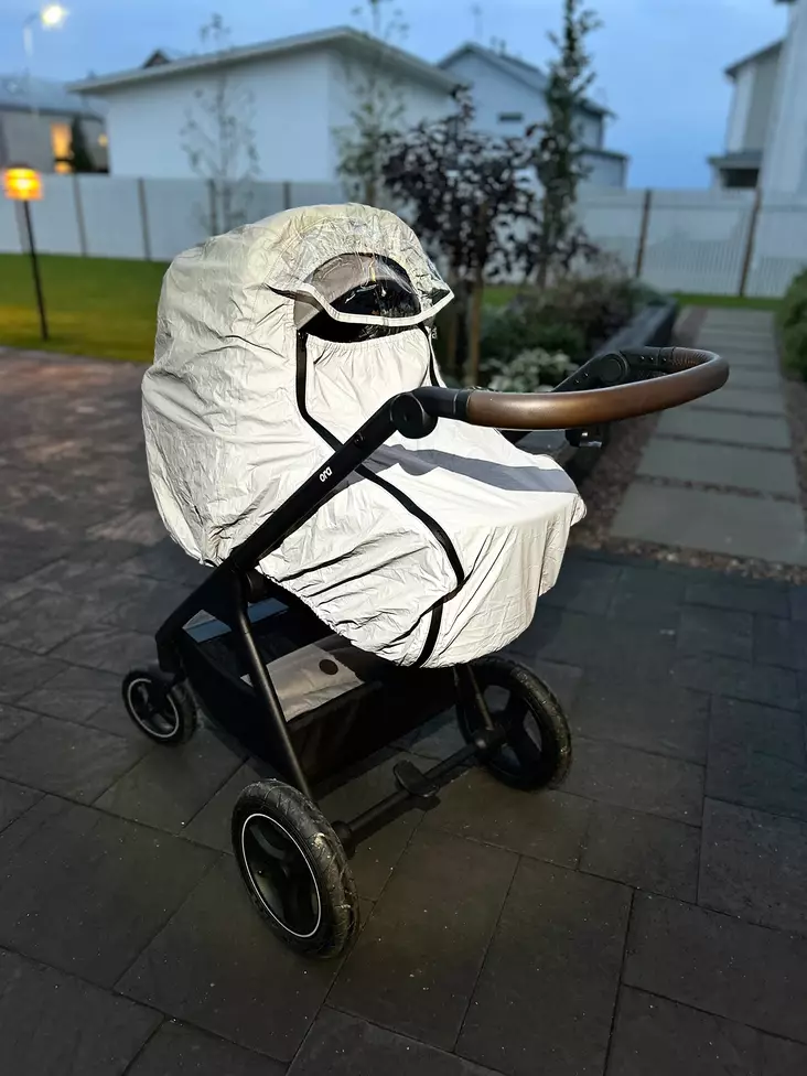 Ora sadesuoja Plus vaunulle ja rattaalle kokonaan heijastavalla pinnalla. - Sadesuojat vaunuihin ja rattaisiin - 880122207H - 1
