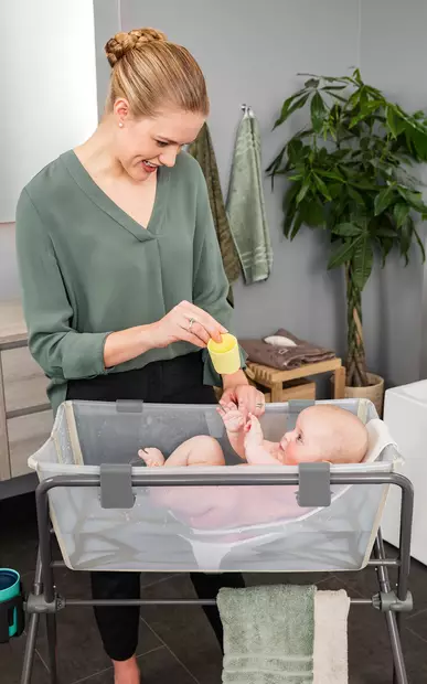 Stokke Flexi Bath kylpyamme Sandy Beige ammejaloilla. Ergonominen kylvetysasento säästää selkää. - Kylpyammeet ja kylpytuet - 531912pak - 2
