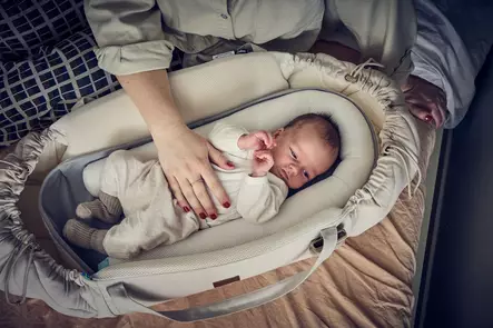 Najell SleepCarrier X kantokassi Oat Beige pienentimellä vauvalla. - Vaunukopat ja kantokassit - N20101201PAK - 2