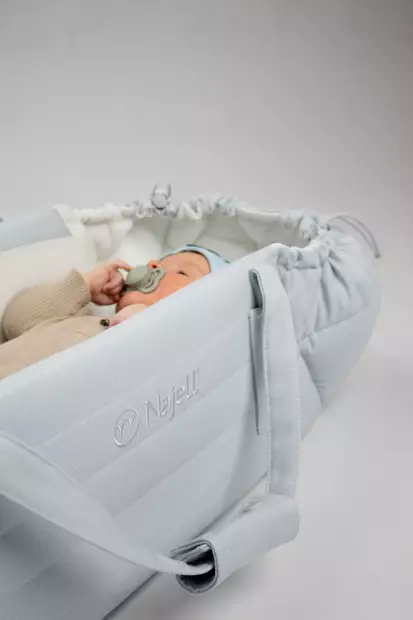 Najell SleepCarrier X kantokassi Sky Blue vauvalla. - Vaunukopat ja kantokassit - N20115901PAK - 2