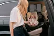 CYBEX Cloud G3 i-Size turvakaukalo käännettynä ovelle autossa. - Turvakaukalot 0-13kg - 526001344PAK - 8