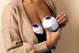 Rintapumppu Lansinoh Wearable Double naisella liiveissä. - Rintapumput - 53752pak - 2