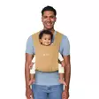 Kantoreppu Ergobaby Embrace Camel miehellä lapsen kanssa kasvot menosuuntaan. - Kantoreput - BCEMACAMEL - 3