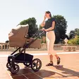 Nuna Mixx Next rattaat Cedar naisella ulkona. - Matkarattaat ja lastenrattaat - ST13449CDRGL - 11