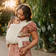 Ergobaby Embrace kantoreppu v=C3=A4riss=C3=A4 Cream taaperolla. - Kantoreput - BCEMACRM - 4
