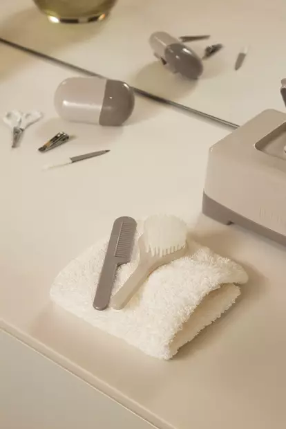 Vauvan kampa & harja Luma Almond hoitopöydällä. - Ihon, hampaiden ja hiustenhoito - L20915N - 2