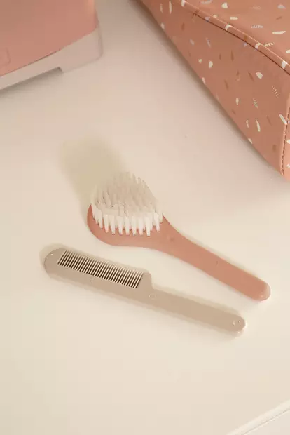 Vauvan kampa & harja Luma Blush Pink hoitopöydällä. - Ihon, hampaiden ja hiustenhoito - L20917N - 2