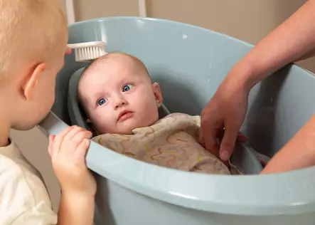 Vauva kylvyssä. - Ihon, hampaiden ja hiustenhoito - L20918N - 2