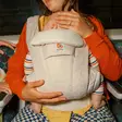 Ergobaby kantoreppu Omni Deluxe Linen Natural, edestä lapsella. - Kantoreput - BCODLNATLIN - 6