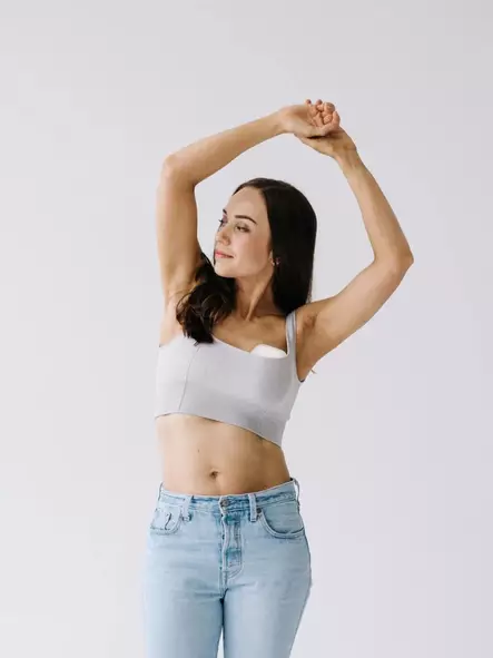 LOLA & LYKKE Bloome puettava rintapumppu naisella liiveissä. - Rintapumput - LLBLOO - 2