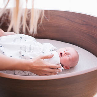 Ergobaby Swaddler kapalopussi vauvan yll=C3=A4. - Unipesät ja unipussit - EBCSWASHEEP - 2