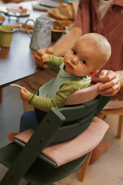 Tripp Trapp tuoli Baby Setilla taaperolla. - Syöttötuolit - 100139MGSTAKAMP - 2