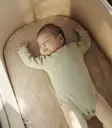 Stokke Snoozi s=C3=A4nky Sandy Beige, jossa lapsi nukkumassa. - Pinnasängyt ja lastensängyt - 629601kamp - 2
