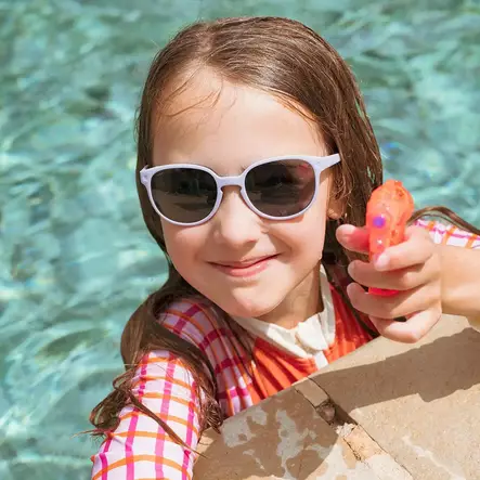 Lasten aurinkolasit KiETLA WAZZ Lavender lapsella uimalassa. - Lasten aurinkolasit - WA3SUNLAVENDER - 2