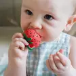 Oli&Carol purulelu Sweetie The Strawberry lapsen suussa. - Purulelut - L-STRAWBERRY-UNIT - 2