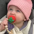 Oli&Carol purulelu Sweetie The Strawberry lapsella. - Purulelut - L-STRAWBERRY-UNIT - 3