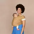 Kantoliina Ergobaby Aura Camel Harvest, lapsi liinassa. - Kantoliinat - WLACAMHVST - 3