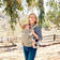 Ergobaby kantoreppu Omni Dream Soft Olive naisella lapsi repussa. - Kantoreput - BCDRSTOLV - 4