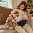 Ergobaby kantovyö Lift Hip Seat Onyx Black naisella imettäessä. - Kantoreput - BCHIPONYXBX - 6